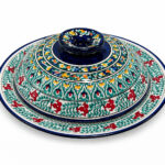 Керамическое блюдо с цветочной росписью