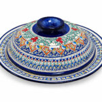 Керамическое блюдо с узорами и крышкой